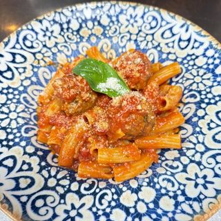 Rigatoni con albóndigas