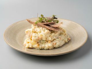 Ensaladilla rusa con toques encurtidos