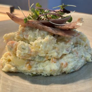 Ensaladilla rusa con toques encurtidos