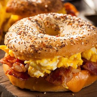 Bagel salmón, queso crema y aguacate