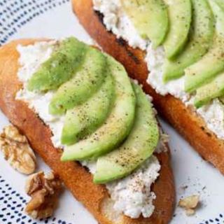 Entera queso fresco y aguacate