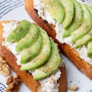 1/2 queso fresco y aguacate