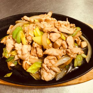 62.Pollo a la plancha con puerros