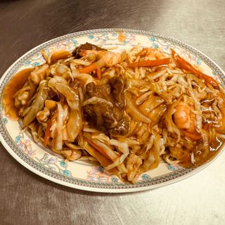 43.Tallarines fritos con 3 delicias 