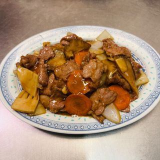 77.Cerdo con bambú y setas 