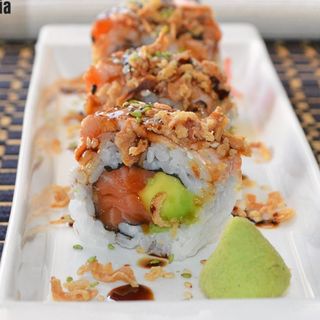 Roll de salmón con aguacate y cebolla 8 pzs..