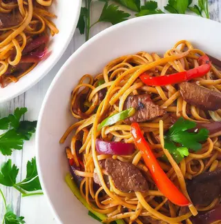 Tallarín Saltado