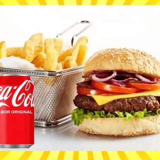 Hamburguesa de carne , patatas fritas y coca cola