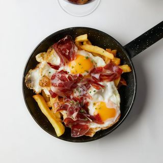Huevos rotos con Jamón Ibérico con patatas fritas