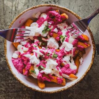 PATATAS DE BONIATO CON ALIOLI, REMOLACHA Y QUESO FETA.