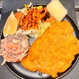 Milanesa de ternera con ensalada de poroto