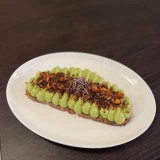 Tostada Con Aguacate Cremoso