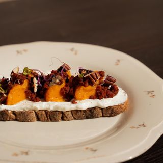 Tostada Con Cremoso De Feta