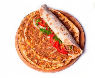 Lahmacun Con Ensalada Y Carne