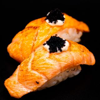 Nigiris de salmón flambeado (2 Uds)