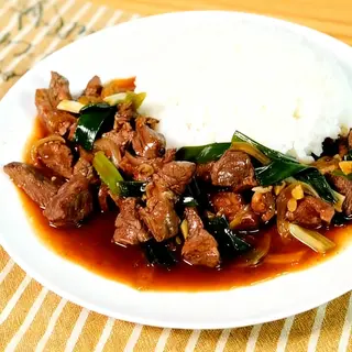 Arroz con salsa con ternera: