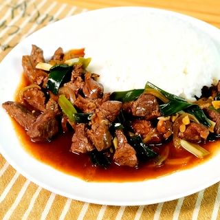 Arroz con salsa con ternera: