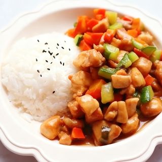 Arroz con salsa con pollo: