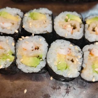 MAKI DE TEMPURA DE LANGOSTINOS Y AGUACATE 8PZS
