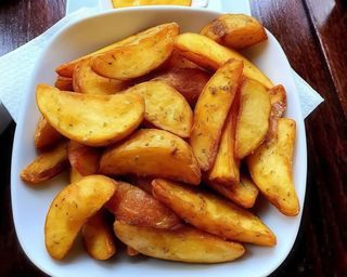 Patatas wedges con mayonesa de curry y cebolla