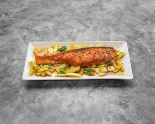 Salmón a la plancha con bok choi