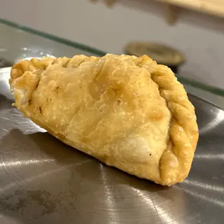 Empanada frita de carne cortada a cuchillo
