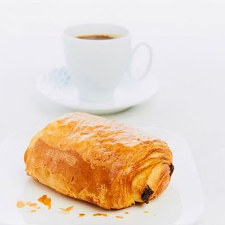 Cafe +Croissant con chocolate 