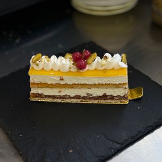 Tarta de mousse con mango