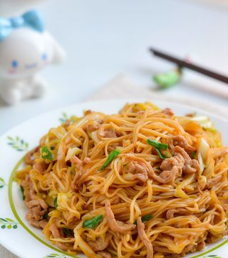Fideo Frito Con Carne De Cerdo