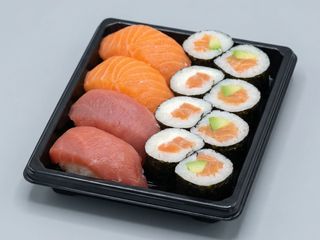 Nigiri atún y salmón con 8 makis salmón aguacate y Philadelphia