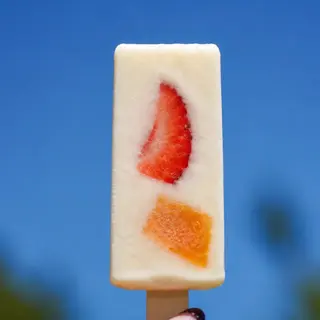 Poleto yogur con trozos de fruta