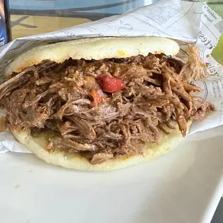 Arepa de carne mechada