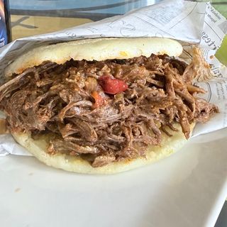 Arepa de carne mechada