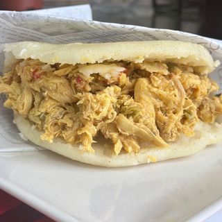 Arepa de pollo mechado