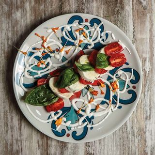 Insalata caprese con mozzarella di bufala, pomodoro e basilico