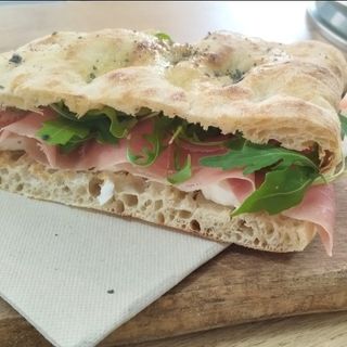 Focaccia jamón serrano, mozzarella y rucula