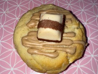 Crumbl Cookie Kinder White