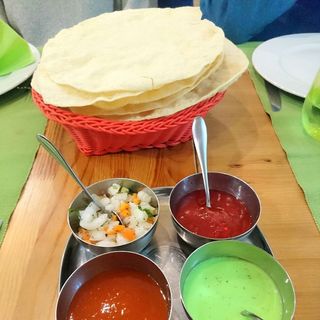 Papadom Con Tres Salsas