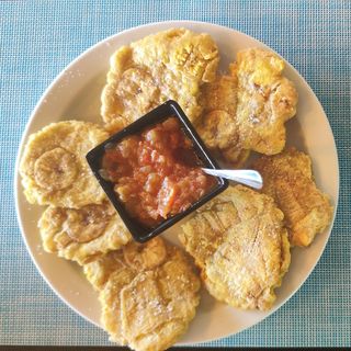 Tostones con ahogado ( tomate y cebolla)