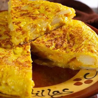 Tortilla de patata casera.