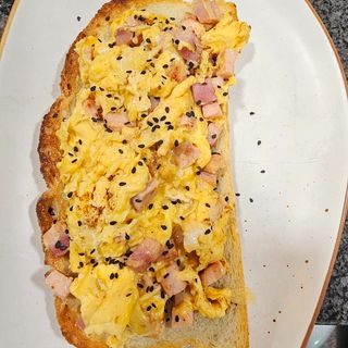 Tostada con huevos revueltos