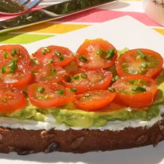 Tostada de aguacate con Cherry confitados y queso philadelphia