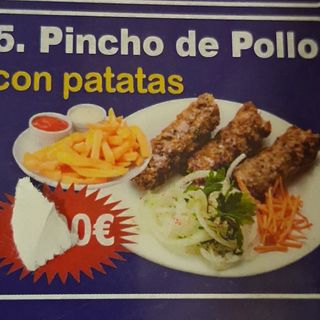 PINCHO DE POLLO con patatas y pimiento