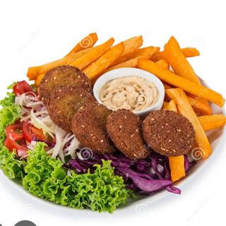 PLATO de  falafel  ensalada patata frita y salsa