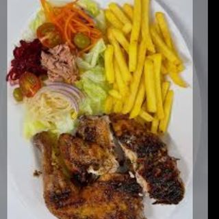 MEDIO POLLO LA BRASA con ensalada y patatas