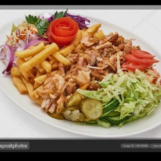 Plato de ternera con ensalada y pata frita