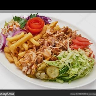 Plato de pollo con ensalada y patatas fritas