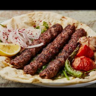 SEEKH KEBAB ENSALADA PATATAS FRITAS