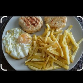 Plato Hamburguesa ensalada patata frita y huevos