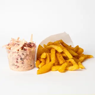 Mitad patatas y mitad coleslaw cremosa